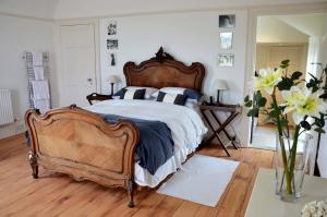 מיטה או מיטות בחדר ב-Bantham House, Bantham, South Devon - a few steps from golden sandy beaches