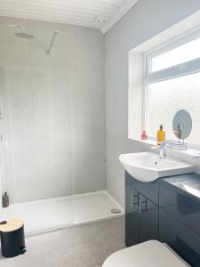 uma casa de banho com um chuveiro, um lavatório e uma banheira em York House by Blue Skies Stays em Stockton-on-Tees