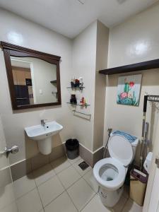 La salle de bains est pourvue de toilettes et d'un lavabo. dans l'établissement Sunvida Tower Condominium across SM Cebu City, à Cebu