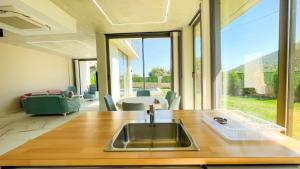 uma cozinha com um lavatório no meio de um quarto em Villa w Pool Jacuzzi 5 min to Marina in Antalya em Finike