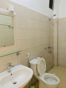a bathroom with a toilet and a sink at Appartement xandra in Dakar