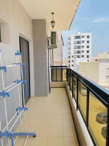 - un balcon avec vue sur un bâtiment dans l'établissement Appartement xandra, à Dakar