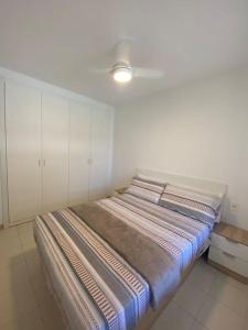 A bed or beds in a room at Apartamentos Cumbremar en Benicàssim