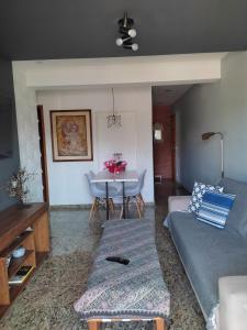 a living room with a couch and a table at Apto Moderno Teresopolis in Teresópolis