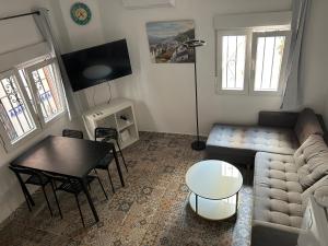 - un salon avec un canapé et une table dans l'établissement Casa Manoli, à Torremolinos
