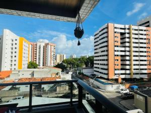 einen Balkon mit Stadtblick und Gebäuden in der Unterkunft STD Design Maceió in Maceió