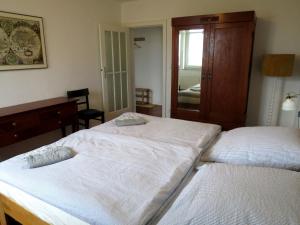 two white beds in a room with a mirror at Ferienwohnung Butterbirne in Niedergörsdorf