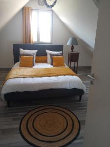 la maison des taillis في Saint-Paul: غرفة نوم مع سرير مع اللوح الأمامي الأزرق ونافذة