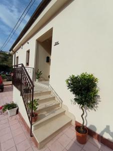 una escalera que conduce a una casa con una planta en Casa Consiglio en Realmonte