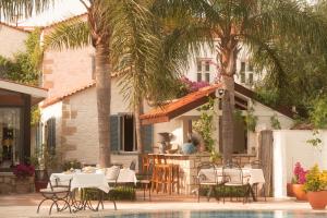 un patio con mesa y sillas junto a una casa en Beyevi Alaçatı, en Alacati