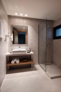 Koupelna v ubytování Chronos Hotel