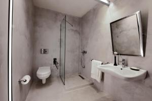 Koupelna v ubytování Chronos Hotel