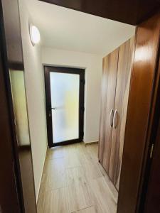 un pasillo vacío con una puerta a una habitación en Apartment with river Una view / Ilma 1, en Bihać