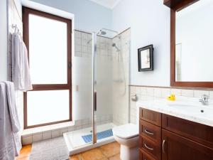 une salle de bain avec une douche, des toilettes et un lavabo dans l'établissement Live Buenavista del norte con terazza, à Buenavista del Norte 47 autres photos