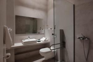 Koupelna v ubytování Chronos Hotel