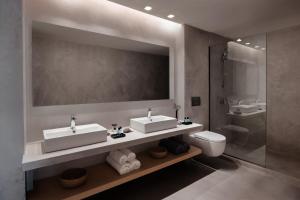 Koupelna v ubytování Chronos Hotel