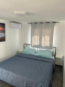 - une chambre avec un lit bleu dans l'établissement Casa Manoli, à Torremolinos