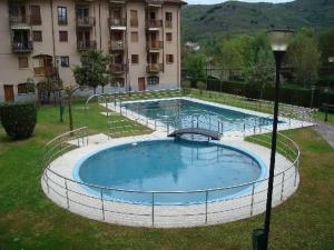 Bazén v ubytování Ezcaray. Con piscina y junto al rio nebo v jeho okolí
