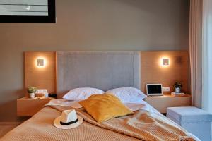 Postel nebo postele na pokoji v ubytování Chronos Hotel
