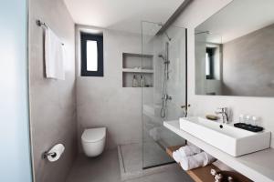 Koupelna v ubytování Chronos Hotel