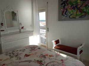 een slaapkamer met een bed, een ladekast en een spiegel bij Vila Mar Apartment in Vila do Conde