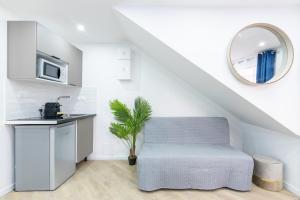 een kleine keuken met een tafel en een stoel in een kamer bij Nets Inn - Botzaris in Parijs