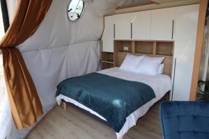 een slaapkamer met een bed in een tent bij Glamping Dôme - Dôme du Rocher rouge in Durban-Corbières