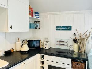 Een keuken of kitchenette bij Jane Austen Flat Lyme Regis