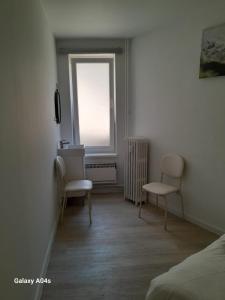 um quarto com 2 cadeiras e uma janela em 1 bedroom studio sleeps 4 em Bruxelas