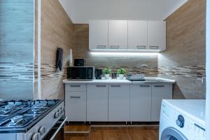 uma cozinha com electrodomésticos brancos e um fogão em Budafoki Residence em Budapeste