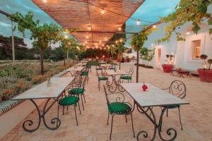 una fila di tavoli e sedie su un patio di Relais Villa San Martino a Martina Franca
