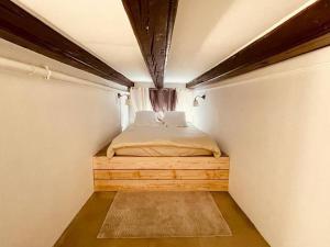 1 dormitorio pequeño con 1 cama en una habitación en Appartement messier mezzanine en Senones