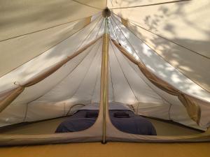- un lit à baldaquin dans une tente dans l'établissement Horizon Mohair, à Saint-Projet