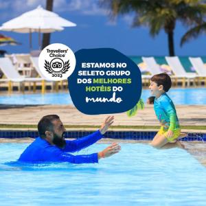 Ein Mann und ein Kind im Schwimmbad. in der Unterkunft Hotel Village Porto De Galinhas in Porto De Galinhas