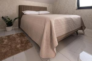 Posteľ alebo postele v izbe v ubytovaní Bianco Apartamenty Laskowa - Zator