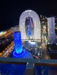 5* Hotel Orbi City في باتومي: مزهرية زجاجية زرقاء موجودة فوق المبنى