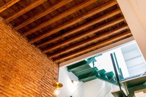 アルメリアにあるCasa Bonitaのレンガの天井とシャンデリアが特徴の客室です。 +27枚の写真