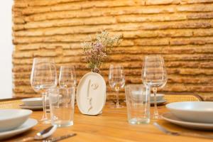 アルメリアにあるCasa Bonitaのワイングラスと花瓶