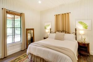 Postel nebo postele na pokoji v ubytování Historic Vacation Rental in McComb with River Access