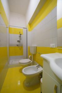 La salle de bains est pourvue d'un lavabo, de toilettes et d'une douche. dans l'établissement Affittacamere Arcobaleno, à Trapani