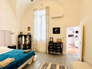 una camera da letto con un letto e una grande finestra di Courbet's bachelor pad a Montpellier