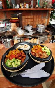 una mesa con dos platos de comida en una mesa en El Turpial, en Jericó