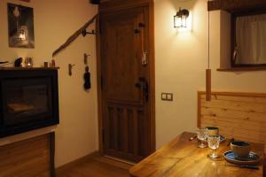 Zimmer mit einem Holztisch und einer Holztür in der Unterkunft La cabaña de Lilith in Aren