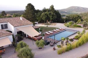 an aerial view of a house with a swimming pool at Villa Otilia-Bed and Breakfast-Chambres d'hôtes en Provence in Rians