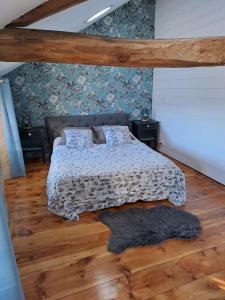 - une chambre avec un lit et du parquet dans l'établissement Chez Christine Et Fabrice, à Font-Romeu-Odeillo-Via