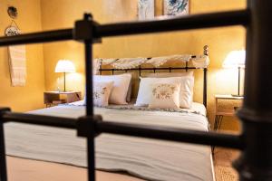 Postel nebo postele na pokoji v ubytování Villa Pigadi Nikiti beach vacation