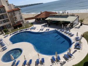een uitzicht over een zwembad naast het strand bij Sea view Obzor Beach apartment in Obzor