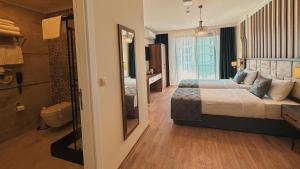 Postel nebo postele na pokoji v ubytování BİLİRİS HOTEL