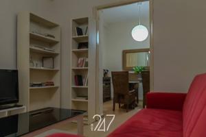 - un salon avec un canapé rouge et une table dans l'établissement Volos Cental House, à Vólos