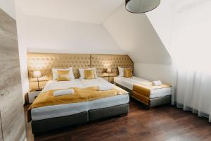 sypialnia z łóżkiem typu king-size i kanapą w obiekcie Palma Superior w Segedynie